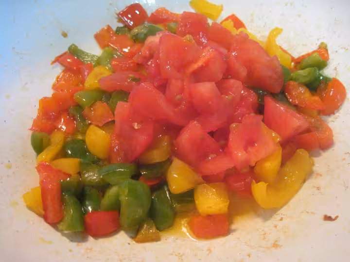Une triangulaire de riz aux legumes et jambon cru