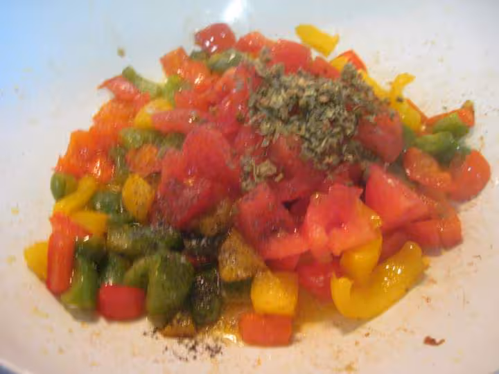 Une triangulaire de riz aux legumes et jambon cru