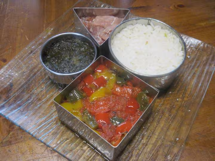 Une triangulaire de riz aux legumes et jambon cru