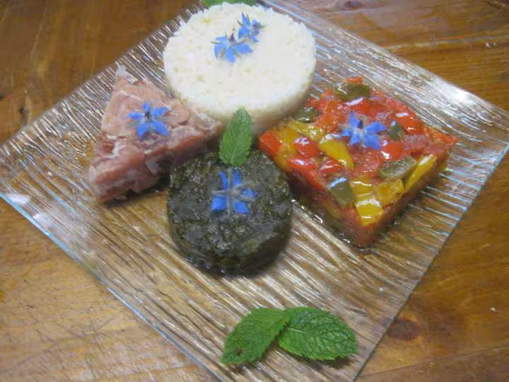 Une triangulaire de riz aux legumes et jambon cru