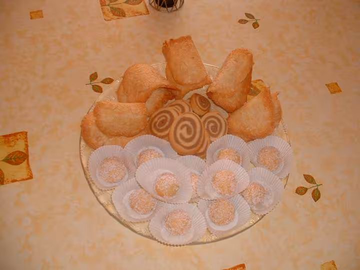 Assiette de petits fours tuile aux amandes sable chico vanille boules noix de coco