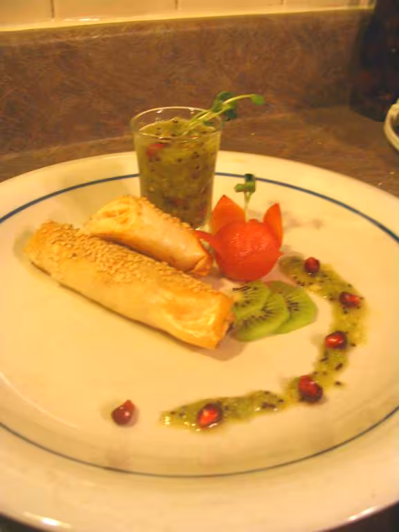 Doigts de saumon wasabi en pate filo sauce kiwi