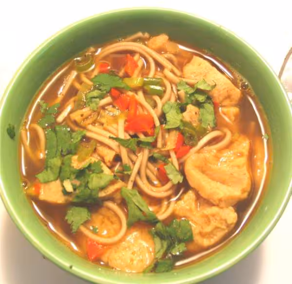 Soupe repas asiatique aux nouilles et poulet