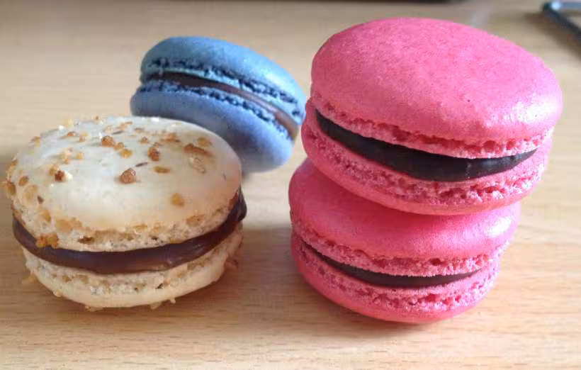Divers macarons chocolat chocolat passion et praline