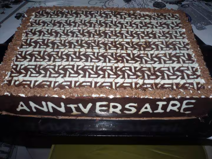 Gateau d anniversaire un peu decue car le decor a craque