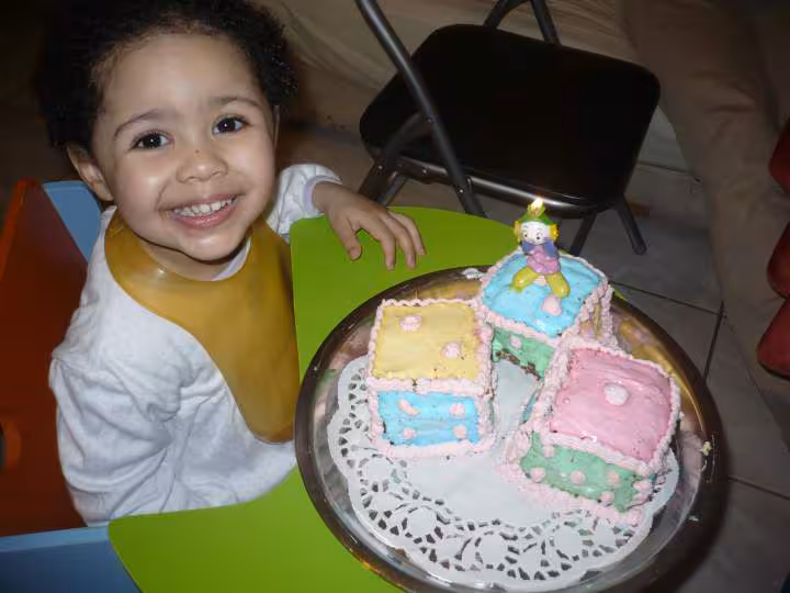 Leila et son gateau d anniversaire