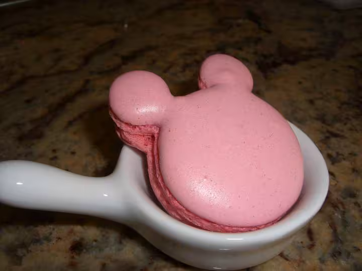 Macaron mickey a la fraise tagada