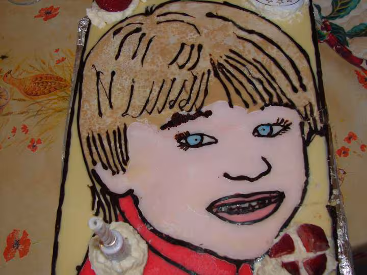 Portrait d enzo en chocolat sur fraisier fait maison