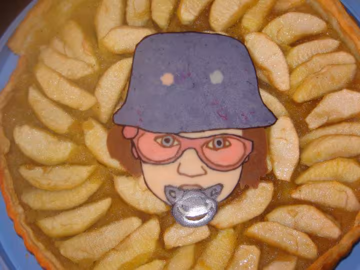 Melissa en chocolat sur une tarte aux pommes
