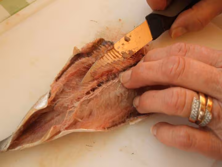 Passer la pointe du couteau sous les aretes