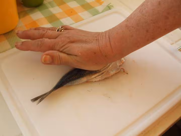 Poisson applati avec la main