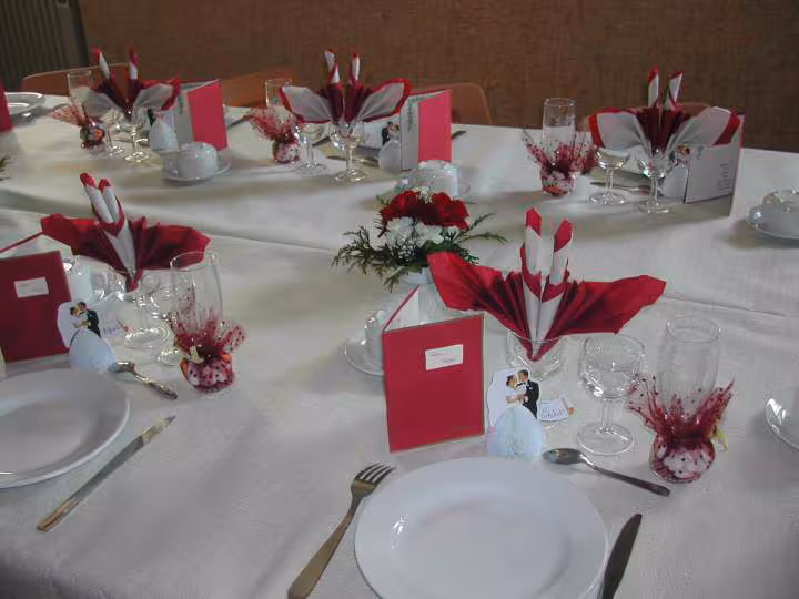 Table bordeau et beige