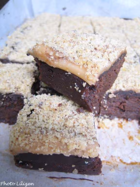 Carres trish au caramel au beurre sale avec pralin pour le cafe
