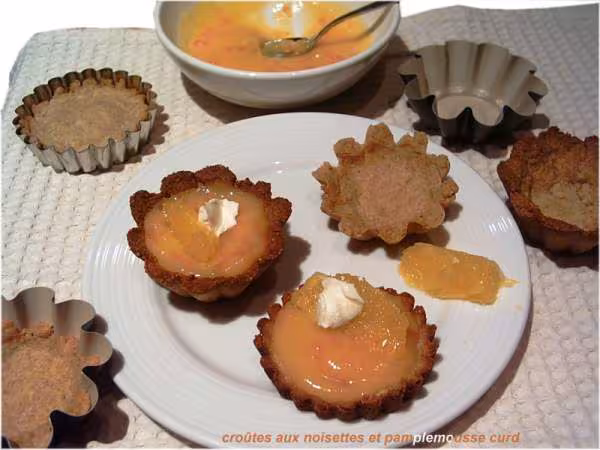 Croutes aux noisettes au curd de pamplemousse rose