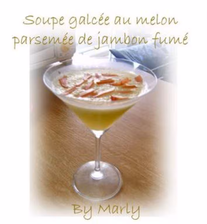 Soupe glacee de melon parsemee de jambon fume