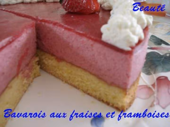 Bavarois aux fraises et coulis de framboises