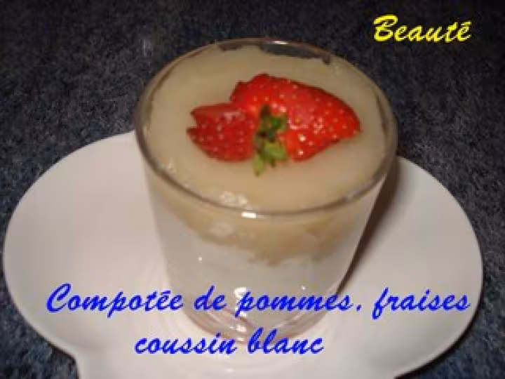 Compotee de pommes fraises coussin blanc