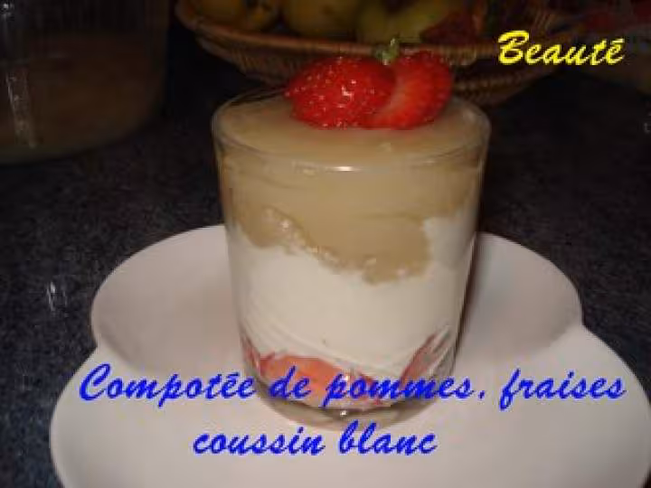 Compotee de pommes fraises coussin blanc