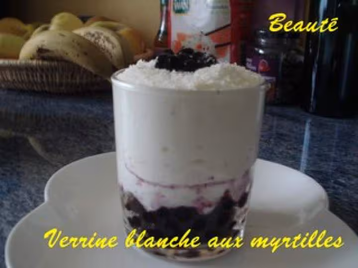 Verrine blanche aux myrtilles