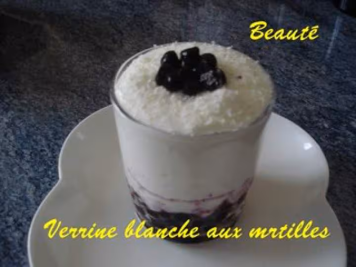 Verrine blanche aux myrtilles