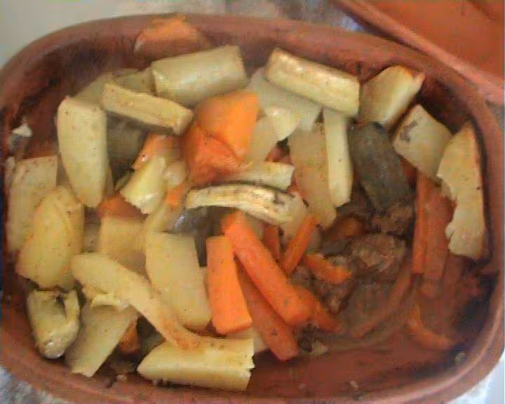 Bouettes de keftas et legumes dans la romertopf