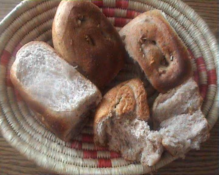 Pain aux noix en forme de chinois la mie