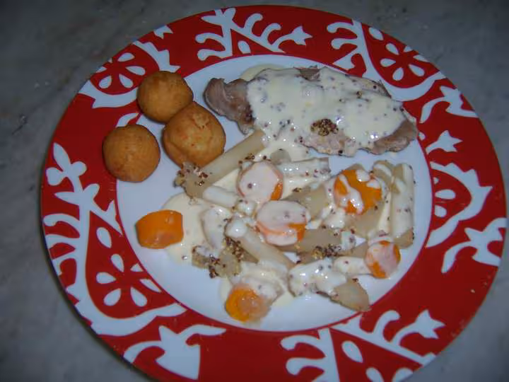 Cotes de porc sauce moutarde avec des salsifis et carottes
