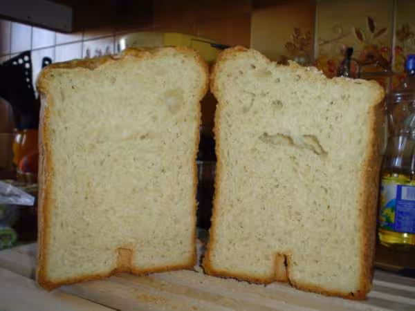 Pain au gruau et pommes de terre coupe