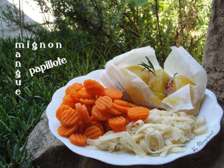Mignon de porc et mangue en papillotes carottes et pates