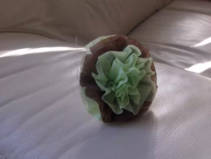 Fleur en pq vert anis et une feuille de serviette papier marron chocolat