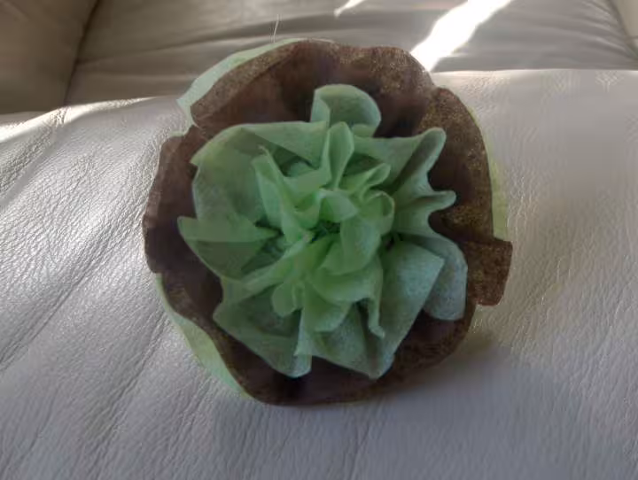 Fleur en pq vert anis et une feuille de serviette papier marron chocolat