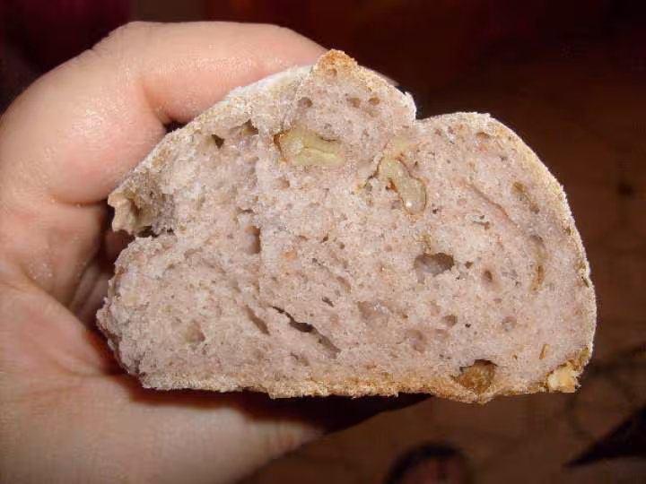 Coupe nette du pain aux noix