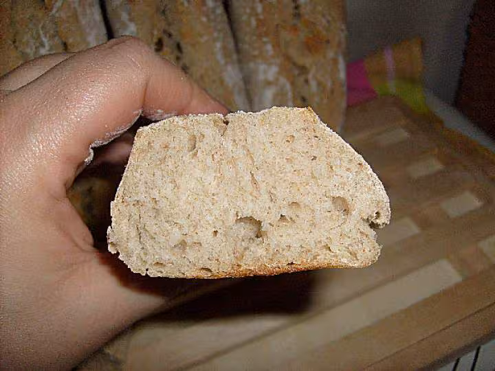 Demi baguette a l ancienne tout au levain coupee