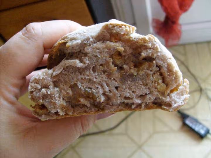 Pain aux noix coupe