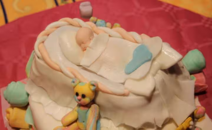 Bebe dans son lit een pate a sucre