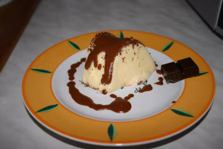 Bavarois aux poires et son coulis au chocolat