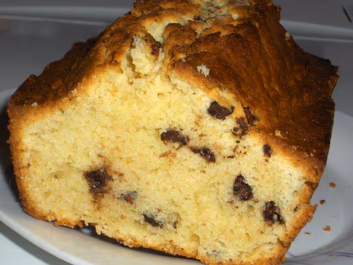 Cake amandes pate d amande et pepites de chocolat 2