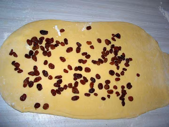 Pate du cramique etalee une couche de raisins