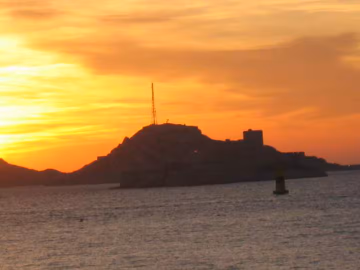 Coucher de soleil sur le chateau d if