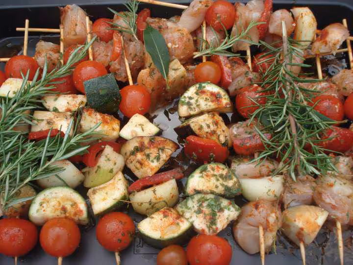 Brochettes de legumes au barbecue avant cuisson