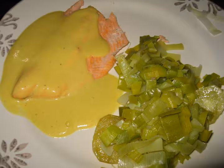 Saumon sauce mangue et poireaux
