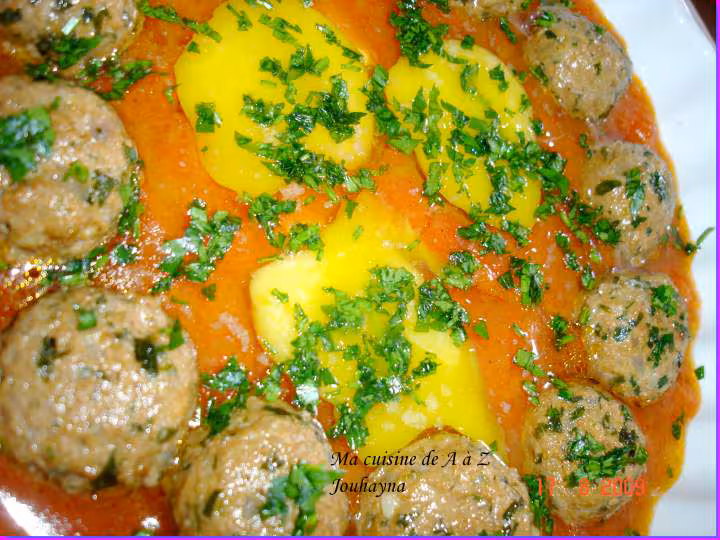 Boulettes de kefta a la sauce tomates et oufs au four facon tajine