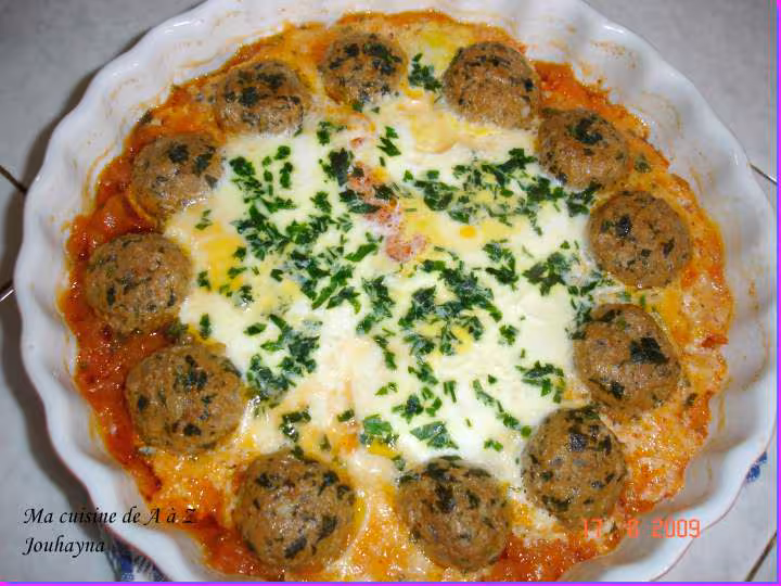 Boulettes de kefta a la sauce tomates et oufs au four facon tajine