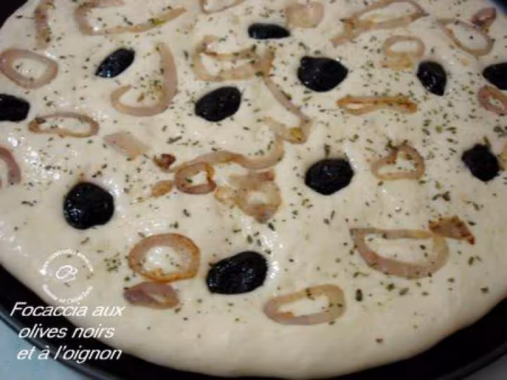 Focaccia aux olives noirs et a l oignon