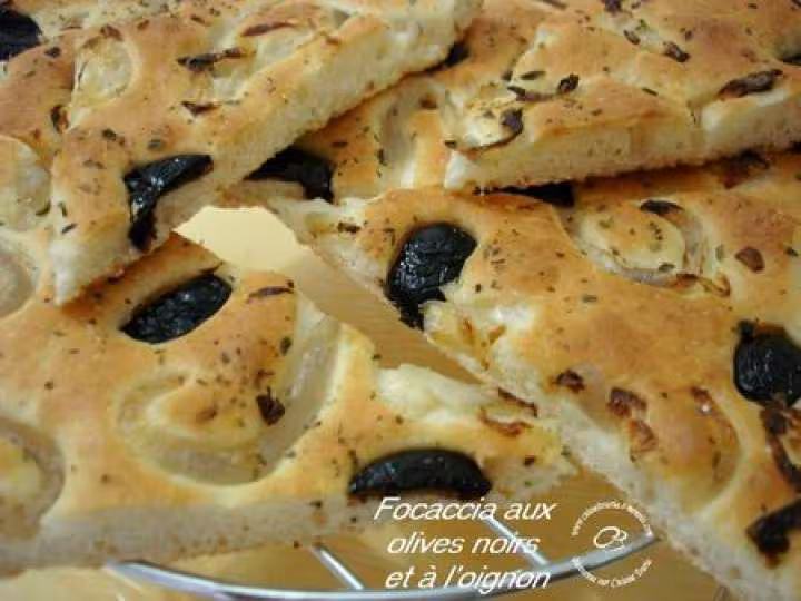 Focaccia aux olives noirs et a l oignon