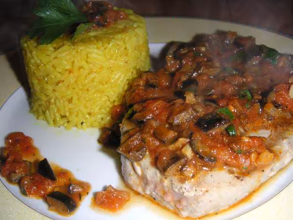Thon grille aux olives noires et riz safrane
