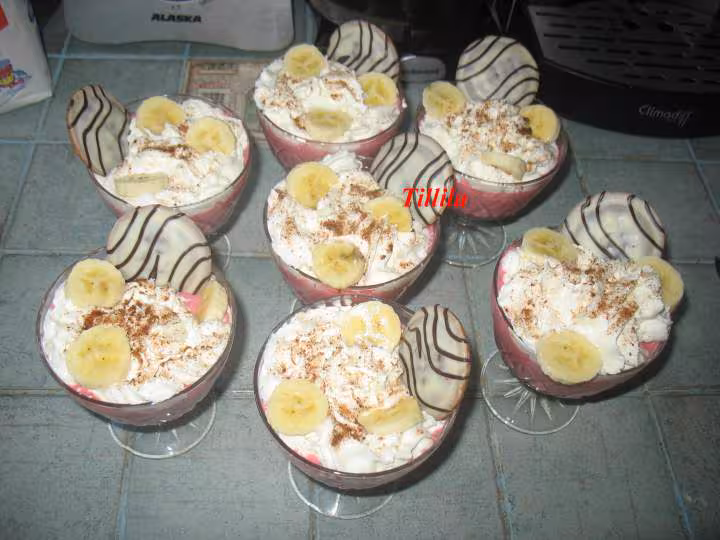 Mousse de fraise et creme chantilly