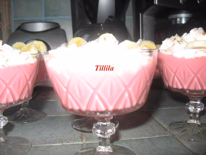 Mousse de fraise et creme chantilly