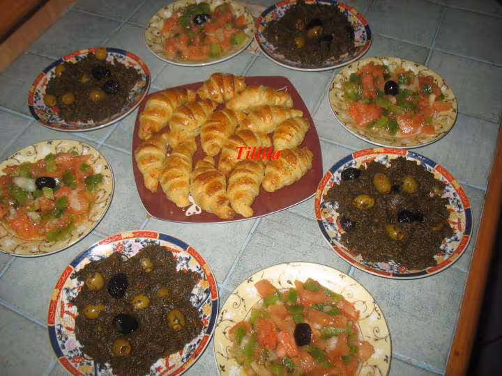 Salade mechouia epinard facon khoubiza petits croissanf fourrer au saumon