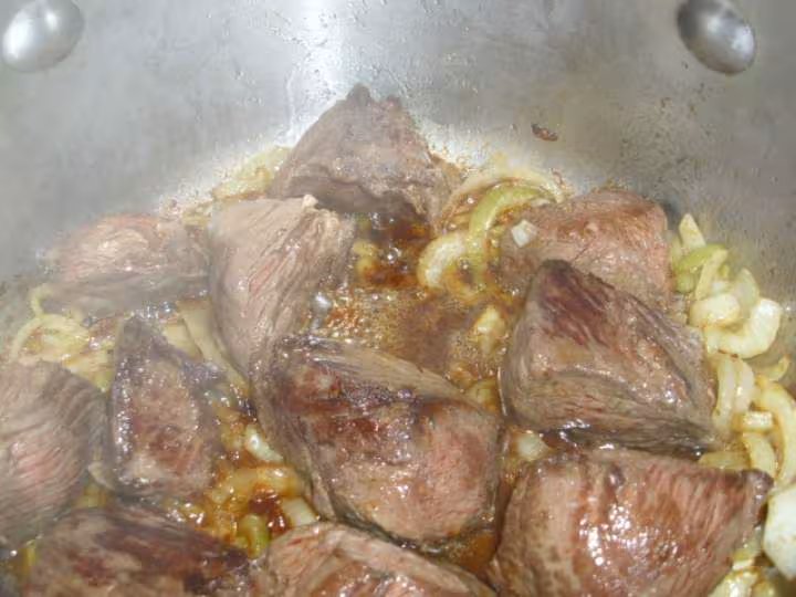 Boeuf carottes aux lardons fumes et pommes